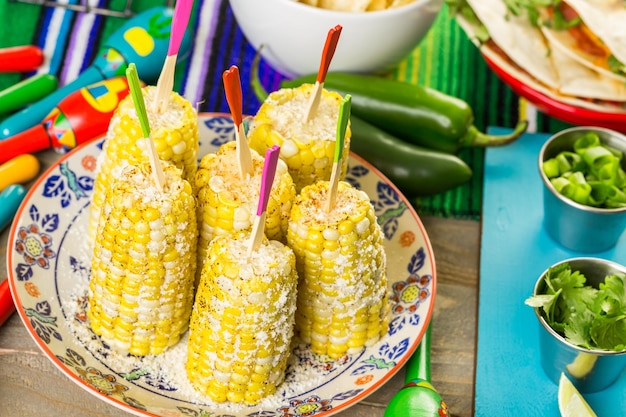 Fiesta-Party-Buffettisch mit würzigem mexikanischen Maiskolben und anderen traditionellen mexikanischen Speisen.