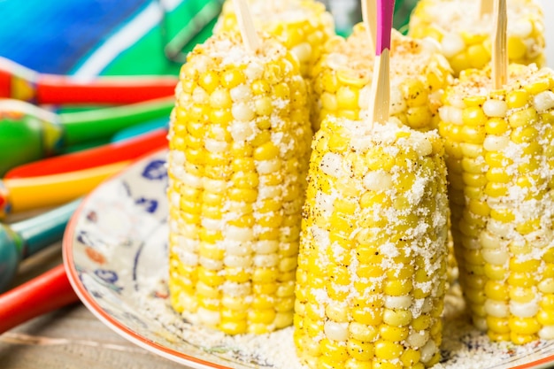 Fiesta-Party-Buffettisch mit würzigem mexikanischen Maiskolben und anderen traditionellen mexikanischen Speisen.