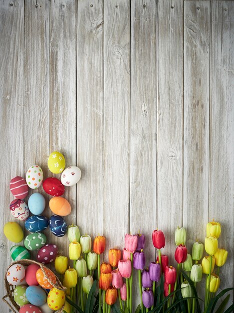 Fiesta de Pascua con coloridos huevos de Pascua