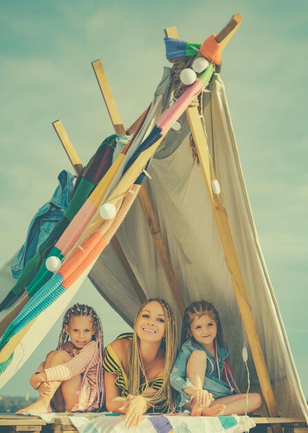 Fiesta en el patio trasero. Madre con hija de niños en camping familiar. Concepto de vacaciones de verano. Concepto de brote.