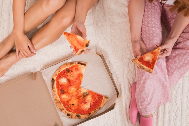 Fiesta de pijama en casa con pizza