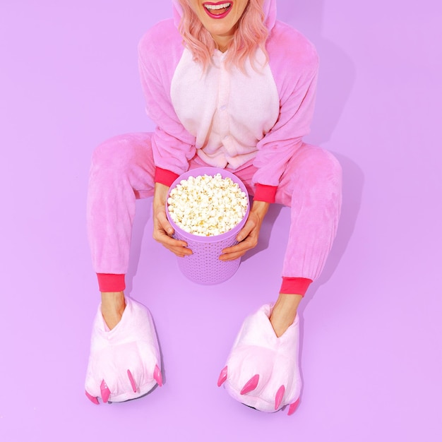 Fiesta de pijamas Concepto de chica positiva Quédate en casa Relájate Amante de las palomitas de maíz Estilo mínimo de cine en casa