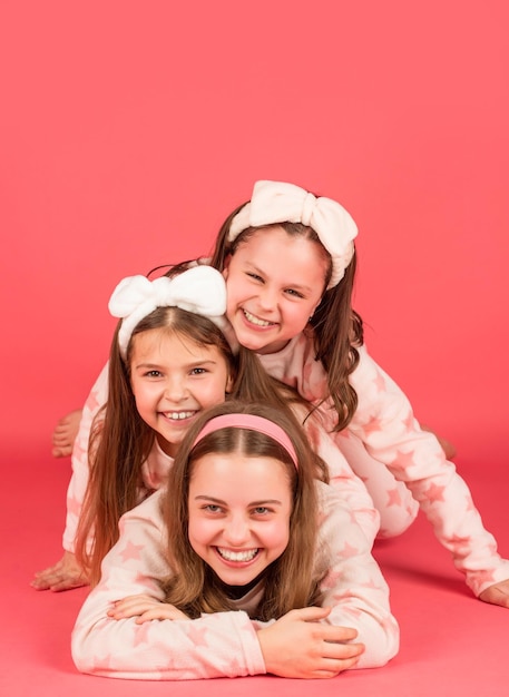 La fiesta de pijamas es una verdadera risa Hermanas felices riéndose acostadas una cerca de la otra Ríe y sé feliz
