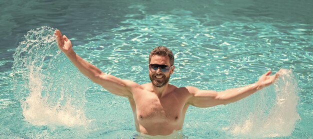 Fiesta en la piscina Concepto de estado de ánimo de verano Vacaciones de verano Chico usa gafas en el agua Banner de retrato de cara de hombre con espacio de copia