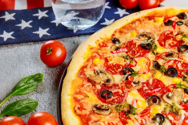 Fiesta de pizza para vacaciones americanas en mesa de madera.