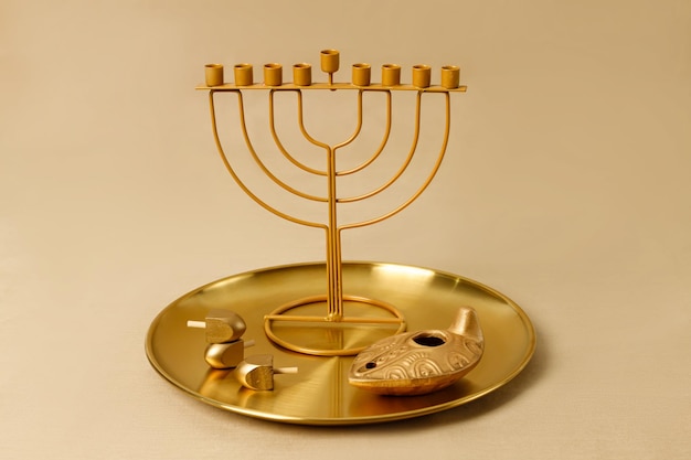 Fiesta religiosa judía Hanukkah con fiesta Hanukkah candelabro tradicional y dreidel Estandarte dorado