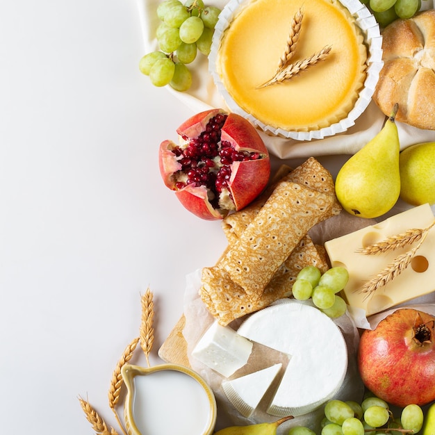 Fiesta religiosa judía shavuot con productos lácteos tarta de queso panqueques frutas