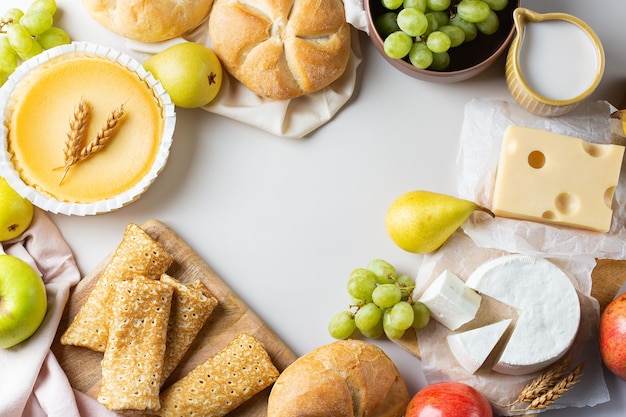 Fiesta religiosa judía shavuot con productos lácteos tarta de queso panqueques frutas