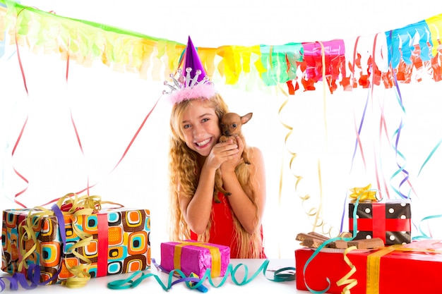 Foto fiesta rubia niño niña feliz con cachorro presente