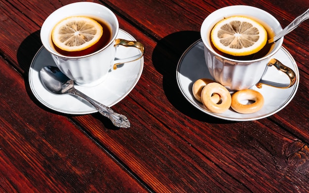 La fiesta del té y un buen momento Beber té con bagels