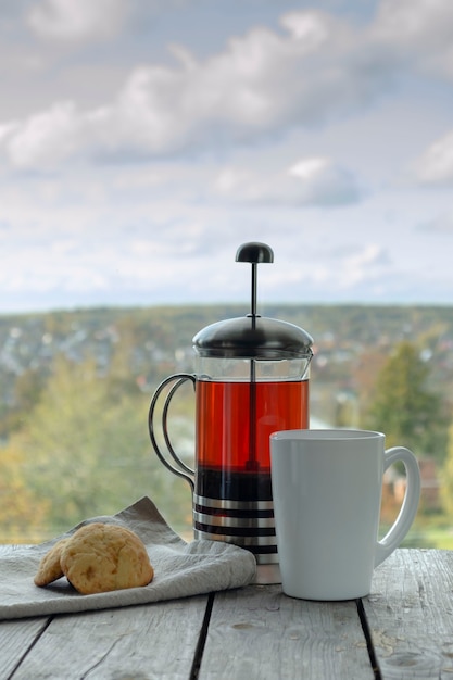 Fiesta del té con galletas caseras en el soleado clima dorado de otoño