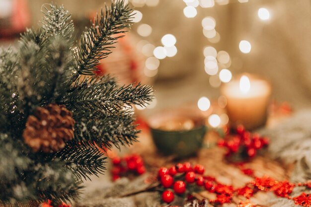 Fiesta del té por la noche con luces de Navidad, té caliente y dulces.