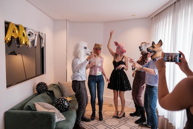 Foto fiesta temática con máscaras de animales en el suelo concepto amistad diversión alcohol