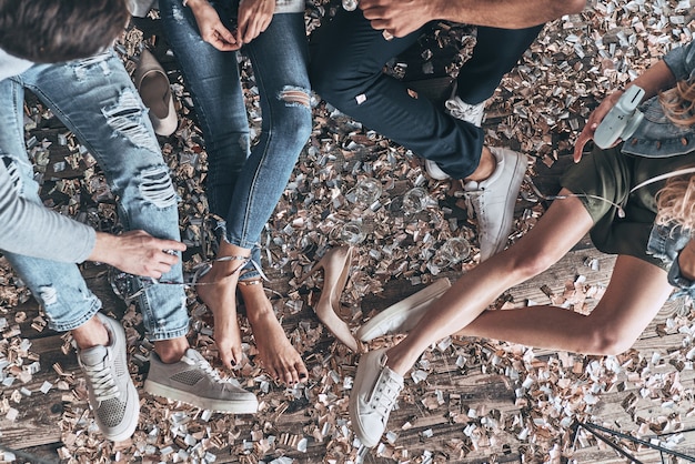 La fiesta terminó. Cerrar vista superior de jóvenes descansando