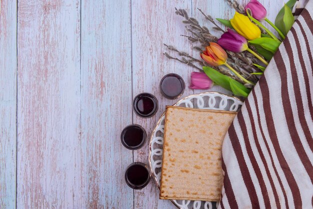 fiesta tradicional judía de la pascua celebración de vino kosher cuatro tazas y pan matzah en pesaj