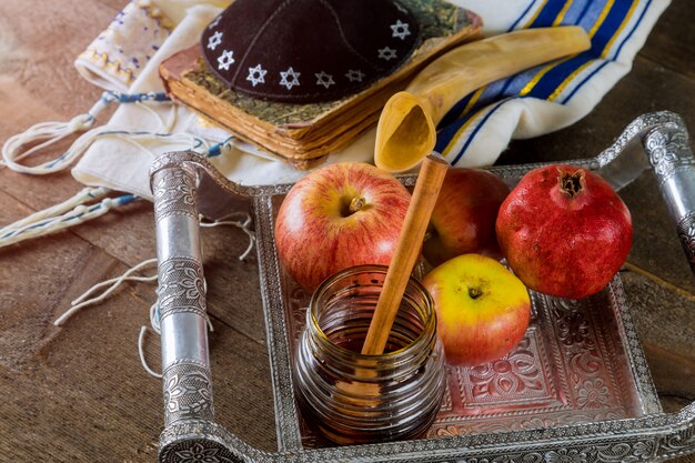 Fiesta tradicional de miel, manzana y granada Fiesta judía de Yom Kippur y Rosh Hashaná