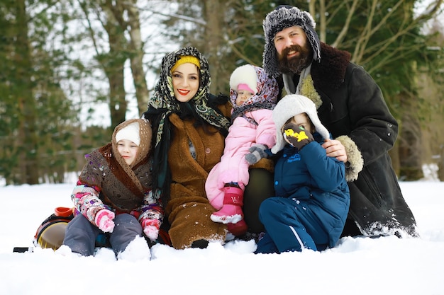 Fiesta tradicional rusa a principios de la primavera. Despedida del invierno. Mardi Gras. Familia con niños en invierno en el parque.