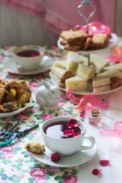 Fiesta tradicional del té inglés en una fabulosa decoración. Estilo rústico