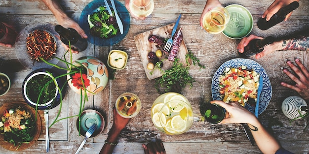 Fiesta de verano con comida y bebida