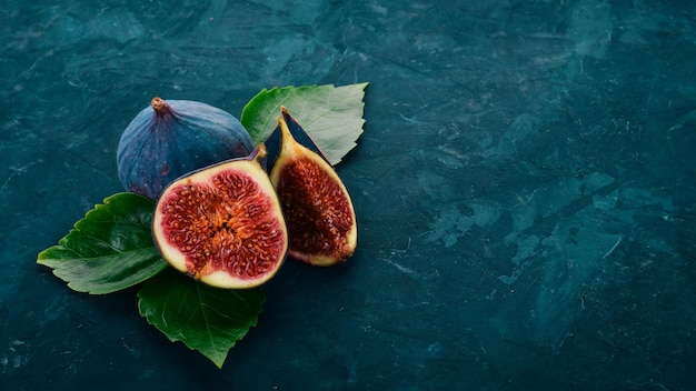 Fig Frische Fruchtfeigen auf einem schwarzen Steintisch Freier Platz für Text Ansicht von oben