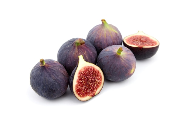 Fig fruta con mitades rojas maduras aislado sobre fondo blanco.