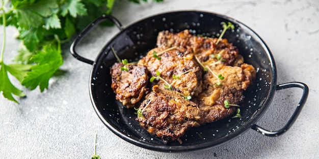 Fígado carne frita pedaços refeição saudável comida lanche na mesa cópia espaço comida fundo rústico