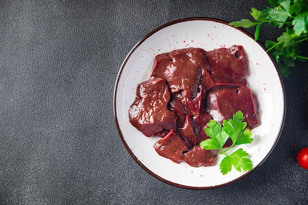 Fígado cru carne de porco carne miudezas refeição saudável comida lanche na mesa cópia espaço fundo de comida