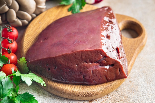 Fígado cru, carne de porco ou carne de porco refeição saudável comida dieta lanche na mesa cópia espaço comida fundo rústico