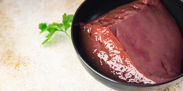 Fígado cru, carne de porco ou carne de porco refeição saudável comida dieta lanche na mesa cópia espaço comida fundo rústico