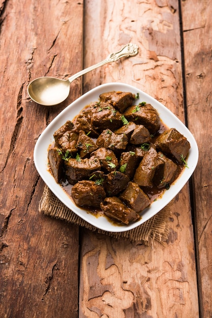 Fígado de carneiro frito ou Kaleji masala, receita não vegetariana popular da Índia e do Paquistão