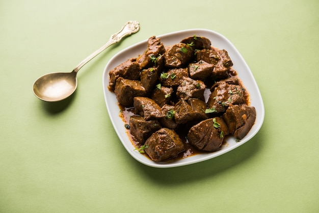 Fígado de carneiro frito ou Kaleji masala, receita popular não vegetariana da Índia e do Paquistão. servido seco ou com curry em uma tigela, karahi ou prato