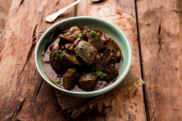 Fígado de carneiro frito ou kaleji masala, receita não vegetariana popular  da índia e do paquistão