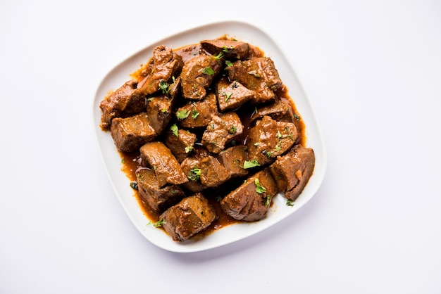 Fígado de carneiro frito ou Kaleji masala, receita popular não vegetariana da Índia e do Paquistão. servido seco ou com curry em uma tigela, karahi ou prato