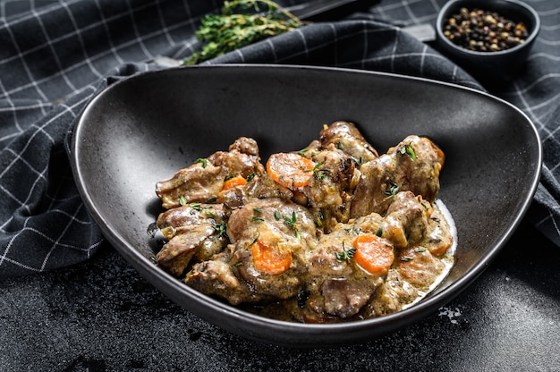 Fígado de frango assado, miudezas com cebola em uma frigideira