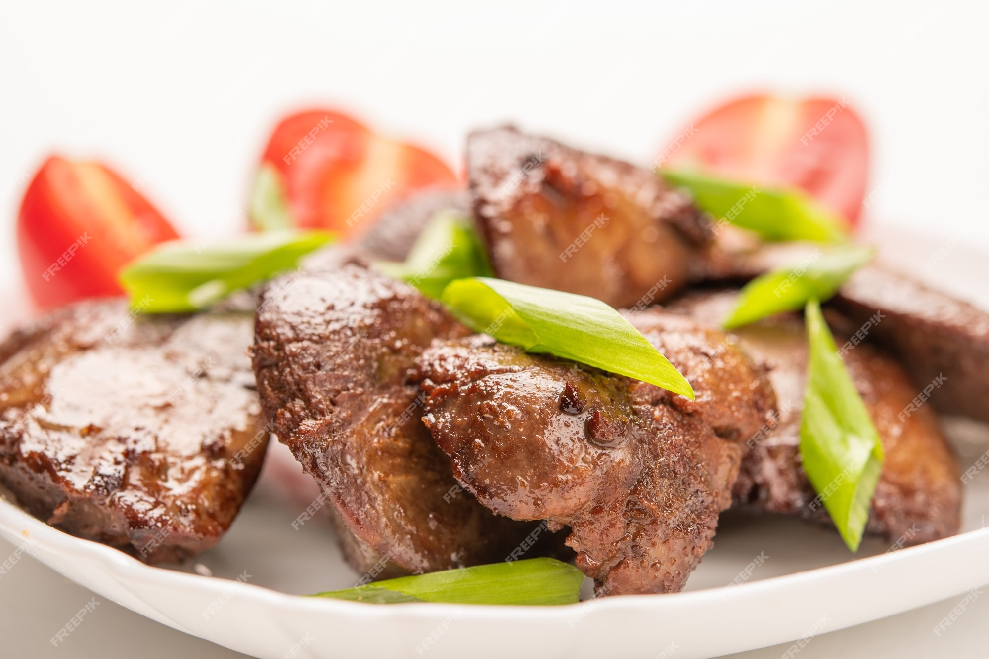 Fígado de frango caseiro frito com molho de soja, tomate, cebola e