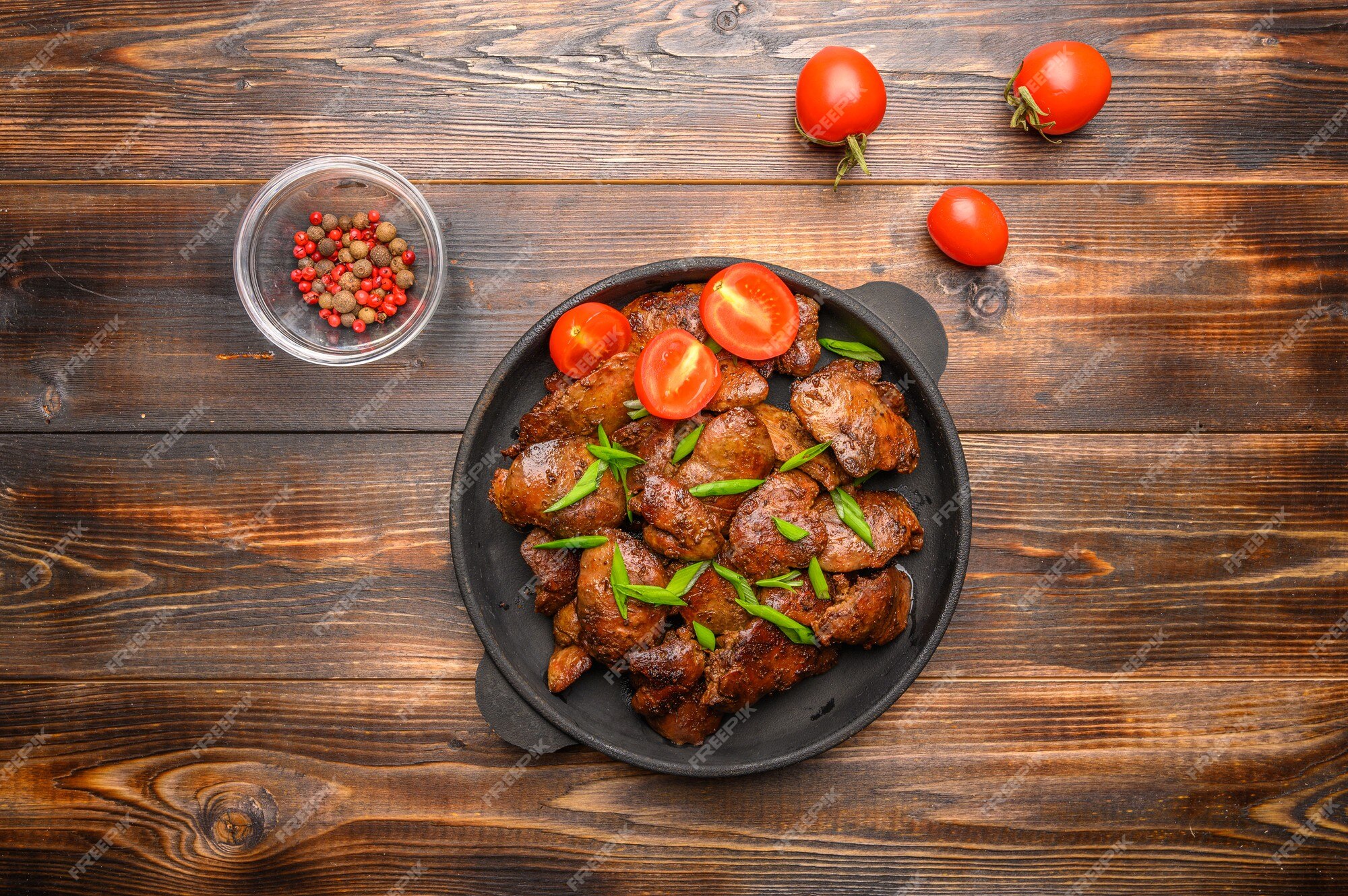 Fígado De Frango Caseiro Frito Com Molho De Soja, Tomates, Cebolas E  Especiarias No Fundo Claro. Foto Royalty Free, Gravuras, Imagens e Banco de  fotografias. Image 134821943