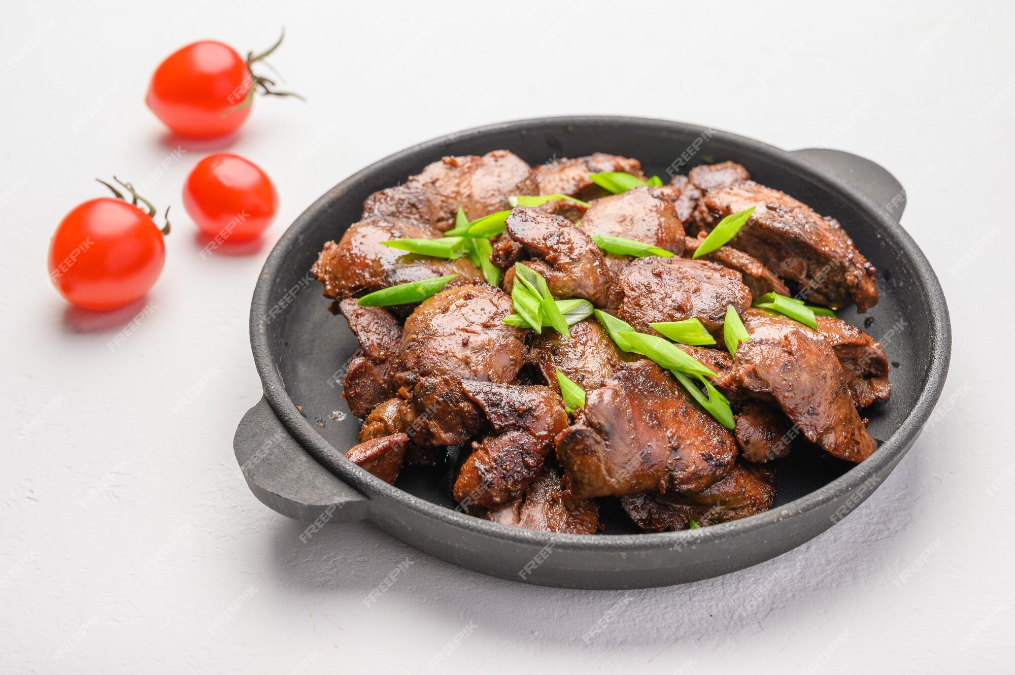 Fígado De Frango Caseiro Frito Com Molho De Soja, Tomates, Cebolas