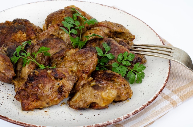 Fígado de frango cozido no prato. Pratos de fígado. Foto de estúdio