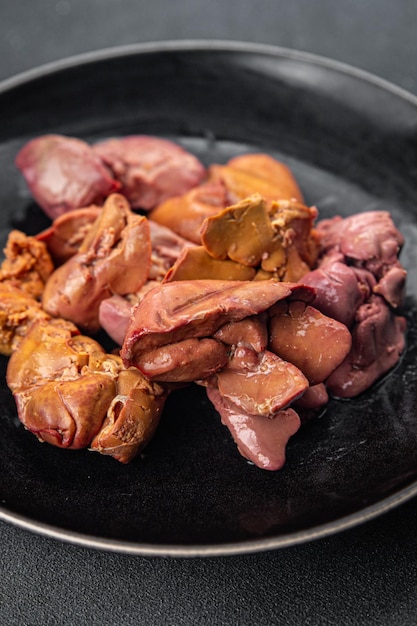 fígado de frango cozido pronto para comer carne de miudezas de frango refeição saudável lanche em cima da mesa