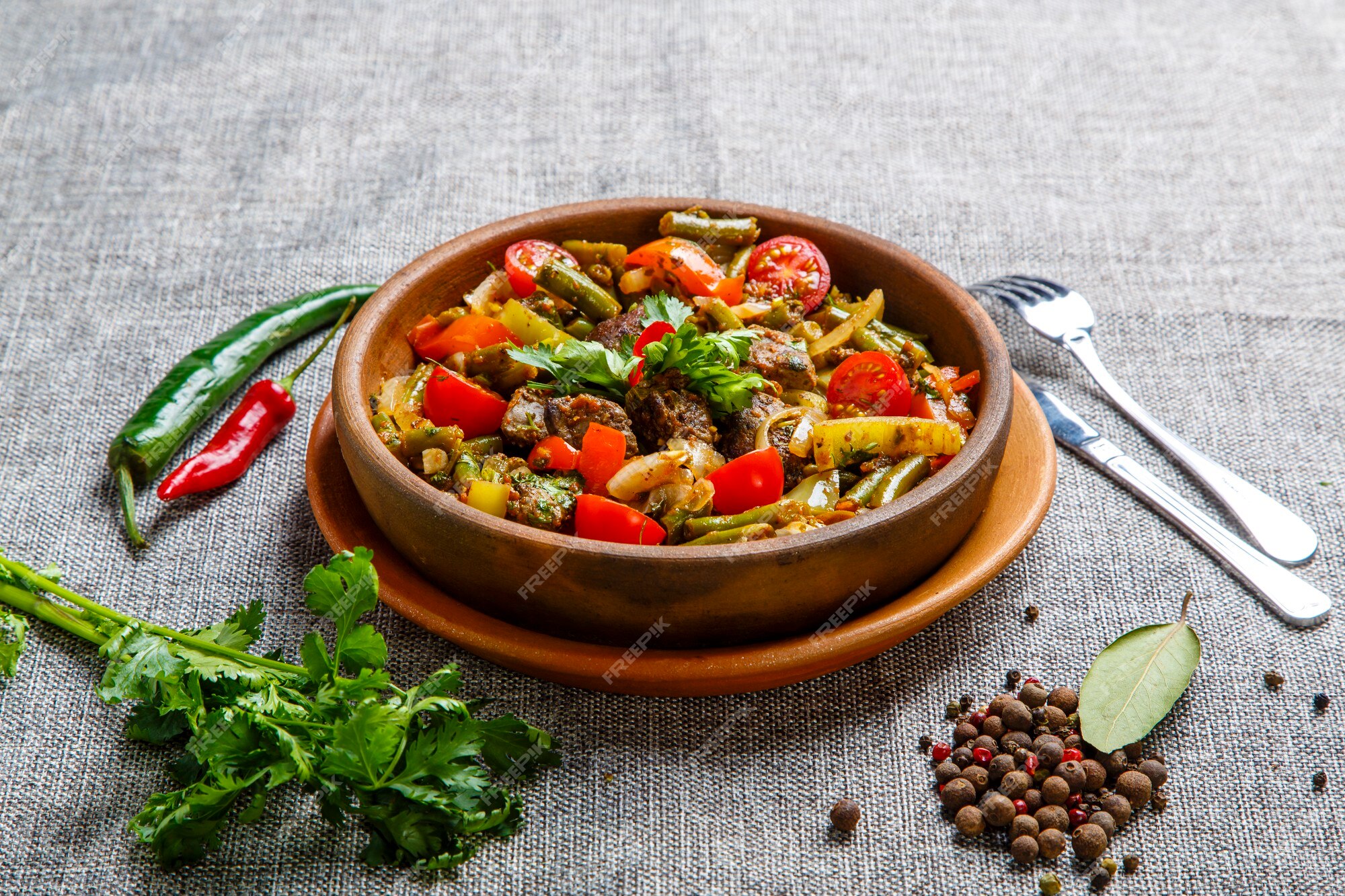 pedaços de fígado frito com cebola, folhas frescas de saladas