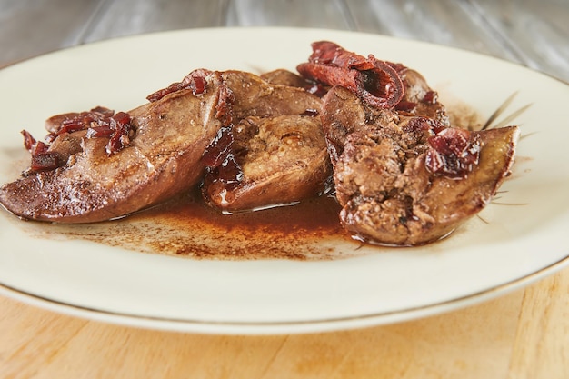 Fígado de frango frito com cebola ao molho de vinho e alecrim