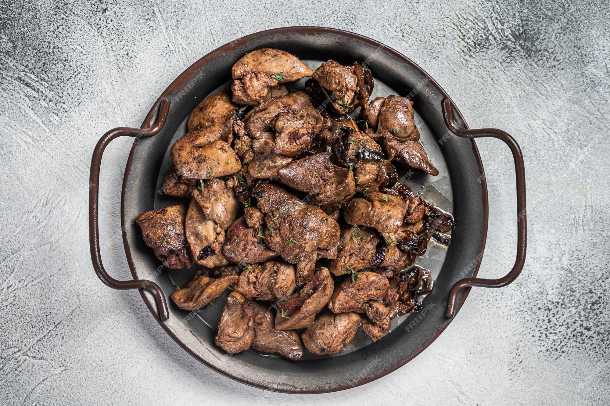 Fígado de frango frito com cebola e ervas