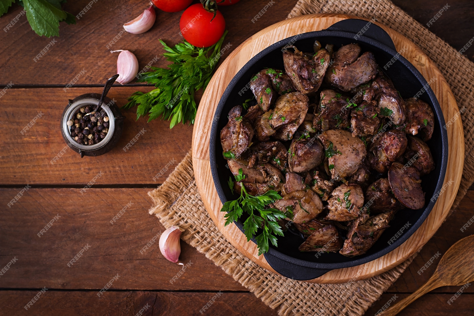 Fígado de frango frito com cebolas e ervas