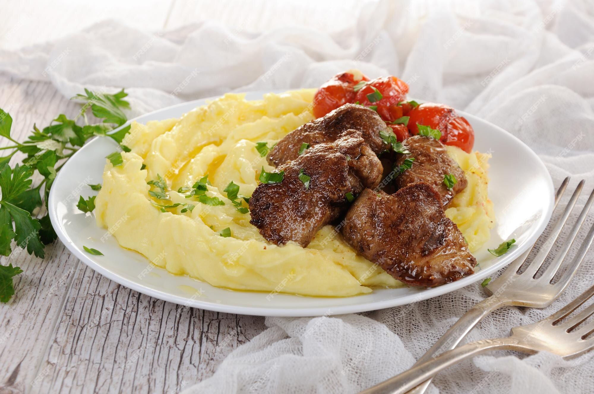 Fígado de frango frito com vegetais guarnição de purê de batata e