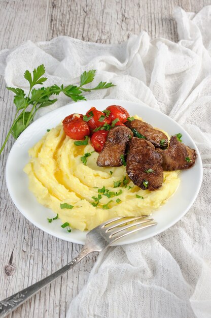 Fígado de frango frito com vegetais guarnição de purê de batata e