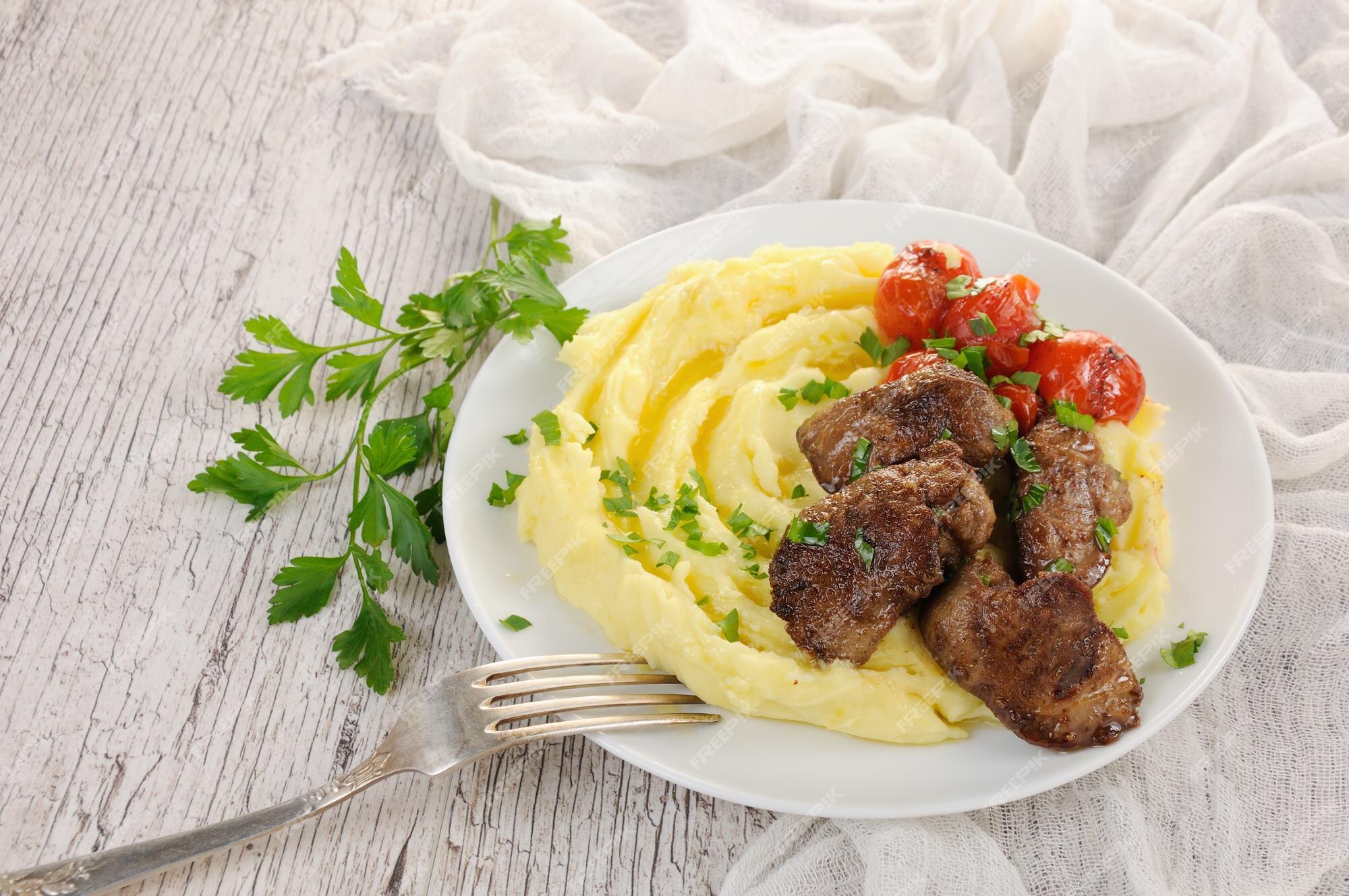 Fígado de frango frito com vegetais guarnição de purê de batata e