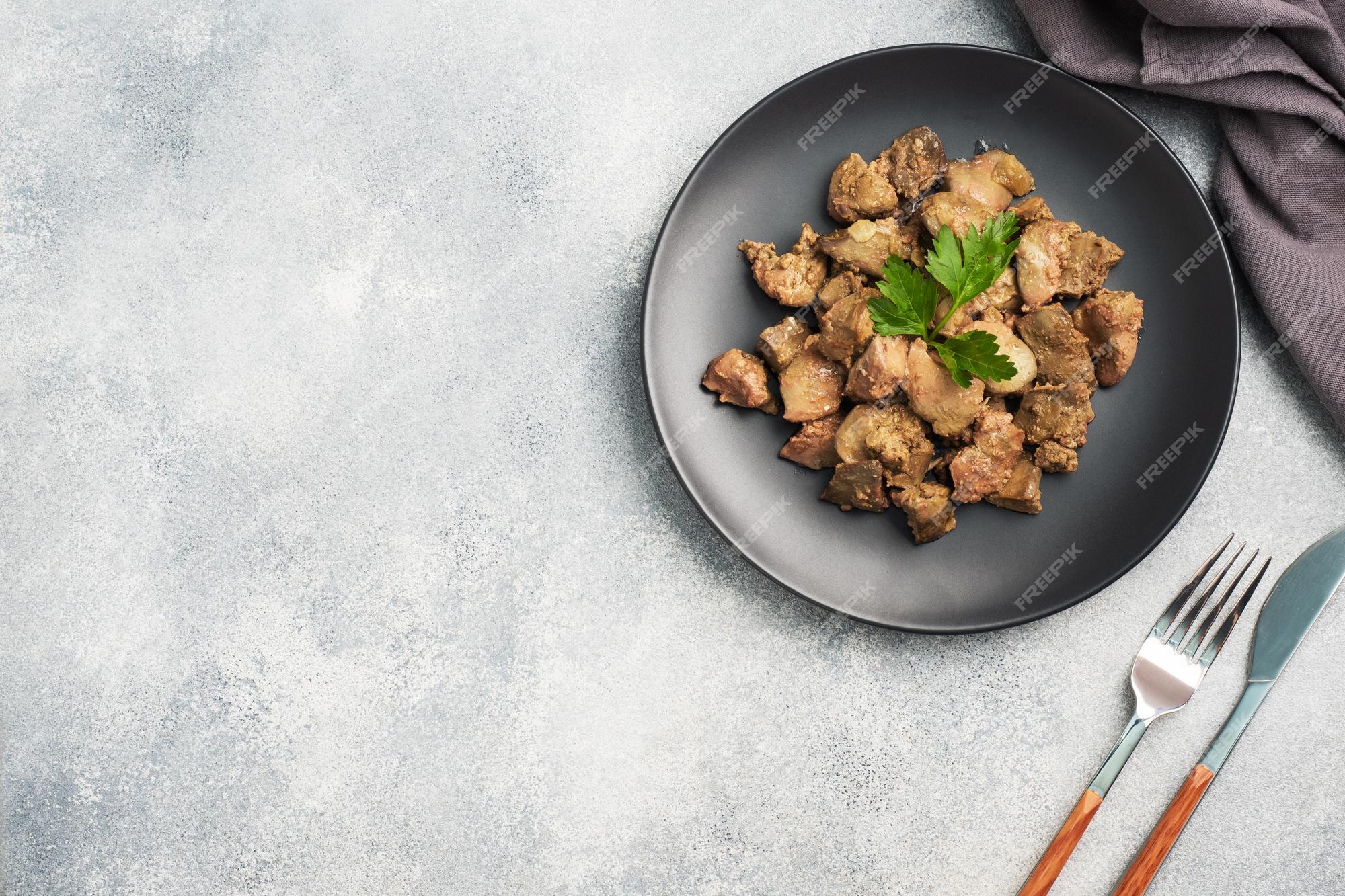 Fígado de frango frito ou assado com cebola e molho folhas de