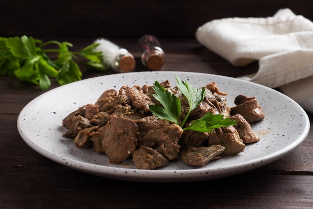 fígado de frango frito com cebola ao molho de vinho e alecrim 13944189 Foto  de stock no Vecteezy