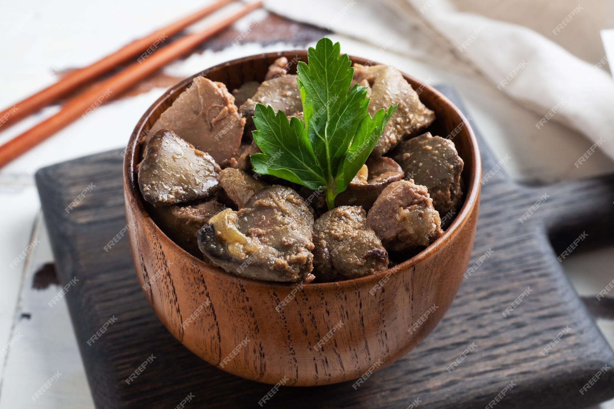 fígado de frango frito ou assado com cebola e molho, folhas de salsa verde  em um prato. prato de carne enriquecido com ferro. espaço de cópia 8957857  Foto de stock no Vecteezy