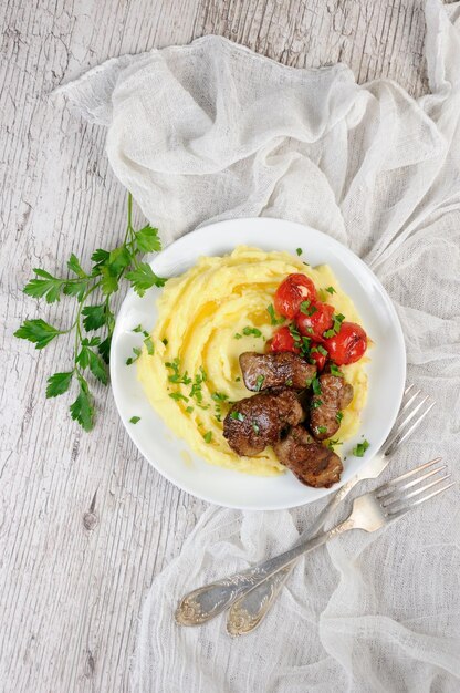 Fígado de frango frito com vegetais guarnição de purê de batata e